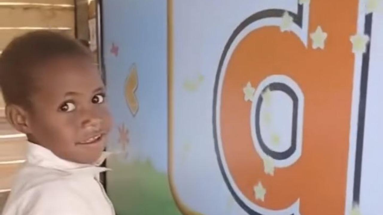 Potret Kegembiraan Anak-Anak Papua Belajar Menggunakan Papan Pintar Interaktif