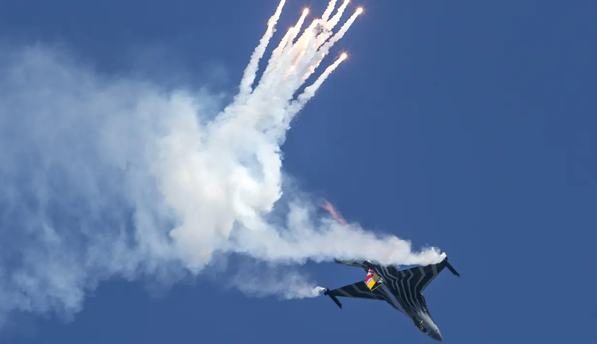 Sebuah pesawat tempur F-16 Fighting Falcon dari Belgia beraksi dalam pertunjukkan udara "Airpower 16" di Zeltweg, Austria, Jumat (2/9). (AFP Photo/Erwin Scheriau)