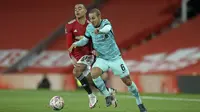 Pemain Liverpool Thiago duel dengan Mason Greenwood dari MU pada laga putaran ke-4 Piala FA di Old Trafford di Manchester, Inggris, Minggu, 24 Januari 2021. (Martin Rickett / Pool via AP)