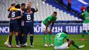 Pemain PSG merayakan kemenangan usai mengalahkan Saint-Etienne pada pertandingan final Piala Prancis di Stadion Stade de France, Sabtu (25/7/2020) dini hari WIB. PSG menang 1-0 atas Saint-Etienne. (AFP/Franck Fife)