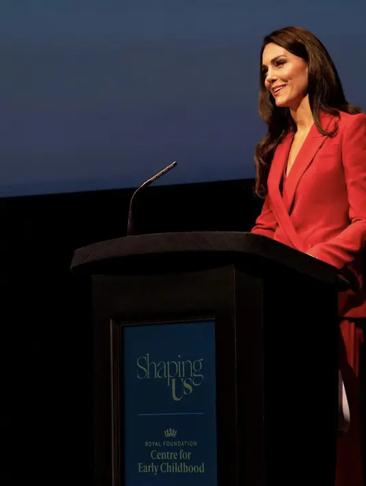 Nuansa merah berhasil hadirkan gaya powerfull dan full statement. OOTD satu ini berhasil dihadirkan oleh Kate Middleton. [Foto: Instagram/ princeandprincessofwales]