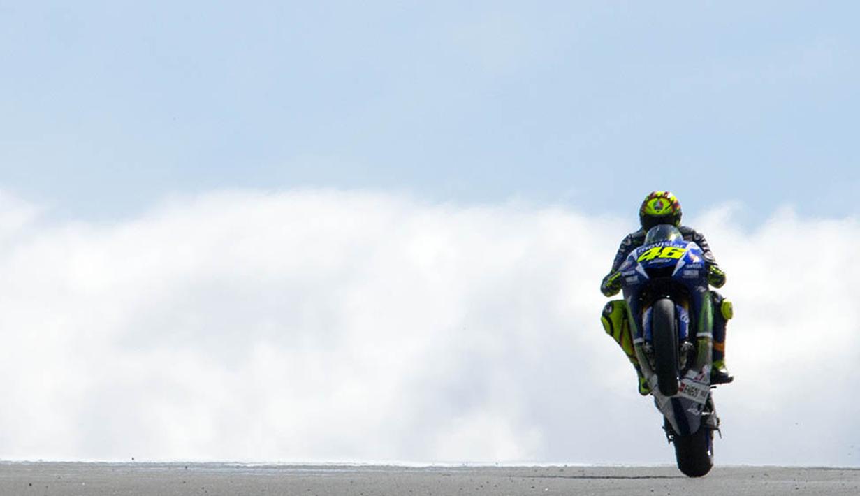 Pebalap Italia, Valentino Rossi, melakukan jumping wheelie saat latihan jelang GP Jerman di Sirkuit Sachsenring, Jerman. (AFP/Robert Michael)