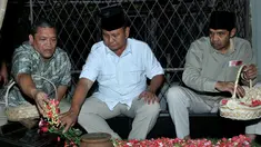 Capres Prabowo Subianto dari partai Gerindra mengunjungi Makam Ayahanda tercinta (Liputan6.com/Johan Tallo).