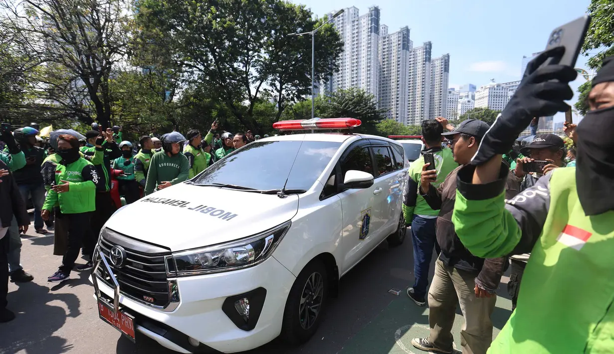 Ribuan orang pengemudi ojek online mengiringi prosesi pemakaman Affan Kurniawan (21) di Tempat Pemakaman Umum (TPU) Karet Bivak, Jakarta, Jumat (29/8/2025). (Kapanlagi.com/Budy Santoso)