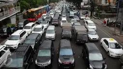 Sejumlah mobil terjebak macet di Jalan Matraman Raya mengarah Kramat Raya, Jakarta, Selasa (19/1/2016). Jalan Matraman Raya yang mengarah Kramat Raya macet parah imbas dari perbaikan saluran air. (Liputan6.com/Helmi Fithriansyah)