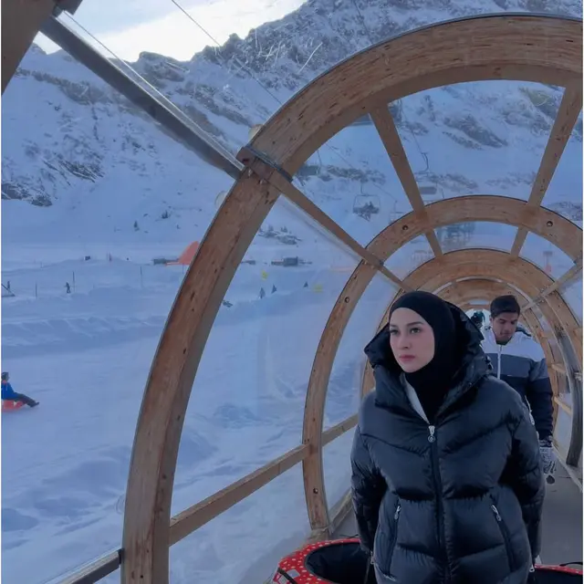 Potret Nina Zatulini Liburan di Swiss (credit: https://www.instagram.com/ninazatulini22/)
