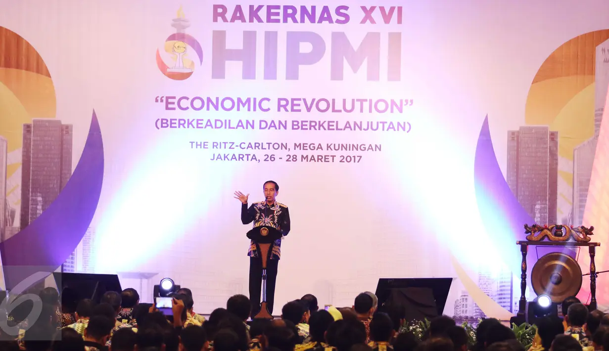 Presiden Jokowi menyampaiakn pidato dalam Rakernas BPP Hipmi dan Peluncuran "Hipmi Go to School 2017 di Jakarta, Senin (27/3). (Liputan6.com/Angga Yuniar)