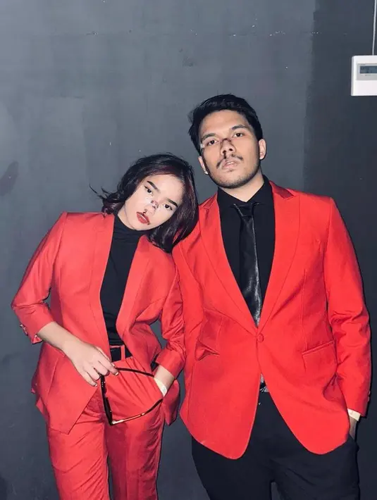 Setelan blazer serba merah jadi pilihan outfit couple Fuji dan Thariq saat Halloween. @fuji_an.