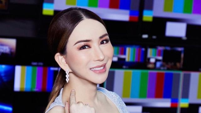 Anne Jakapong Jakrajutatip transgender Thailand yang beli lisensi Miss Universe