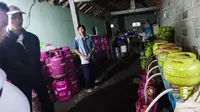 Petugas direskrimsus Polda Jateng saat mendatangi rumah yang digunakan untuk memindahkan isi gas LPG 3kg ke tabung 12kg di Purworejo. (Liputan6.com/ Direskrimsus Polda Jateng)