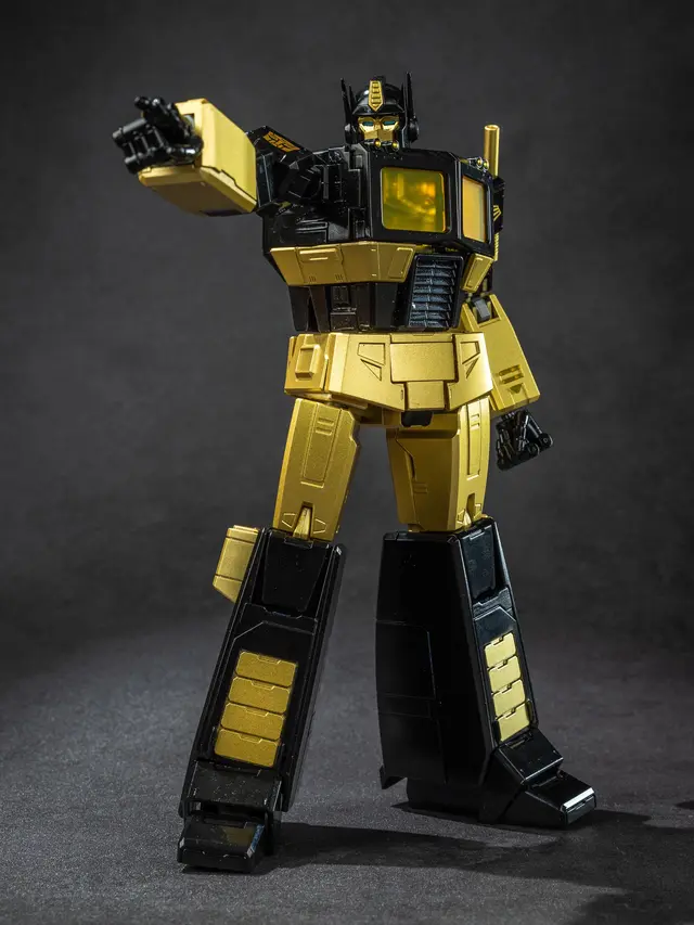 Kolaborasi New Era dan Transformers G1