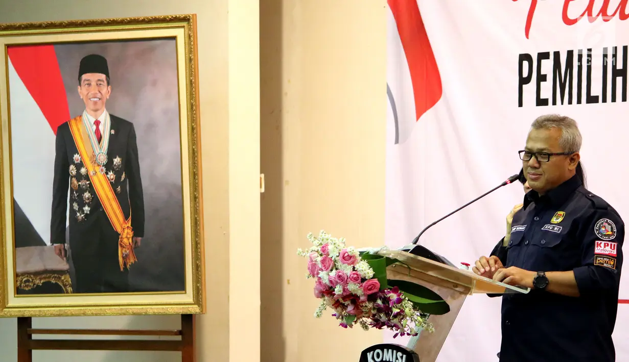 Ketua KPU RI Arief Budiman saat memberikan sambutannya di Gedung KPU, Menteng, Jakarta Pusat, Rabu (14/6). Dengan peluncuran tersebut menandakan bahwa pemilihan kepala daerah tinggal satu tahun lagi.  (Liputan6.com/JohanTallo)