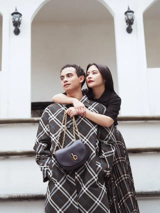 Pesona Prilly dan Omara dalam pemotretan terbaru. (credit:instagram.com/prillylatuconsina96/winstong