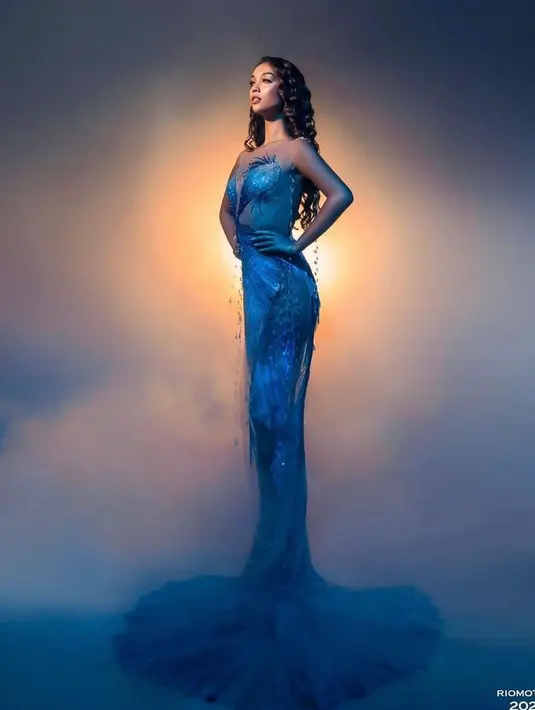 Gaun rancangan Andhy Kamesa ini memang dirancang khusus untuk karakter Sophia Rogan yang mewakili zodiak Pisces dengan elemen air. (Instagram/thesophiarogan).