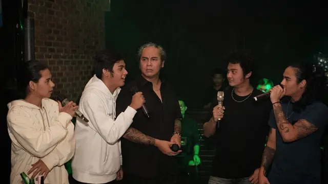 3 Tahier adalah grupband yang personilnya merupakan anak dari Ferdy Tahier, vokalis band Element.