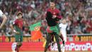 Seorang penyusup lapangan mengangkat striker Timnas Portugal, Cristiano Ronaldo di tengah laga Grup J Kualifikasi Euro 2024 menghadapi Bosnia Herzegovina di Luz Stadium, Lisbon, Portugal, Minggu (18/6/2023) dini hari WIB. (AP Photo/Armando Franca)
