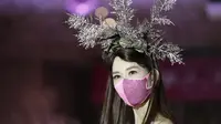 Model mengenakan masker dalam peragaan busana di Seoul, Korea Selatan, Jumat (24/7/2020). Peragaan busana ini digelar di tengah pandemi COVID-19 yang melanda dunia. (AP Photo/Lee Jin-man)