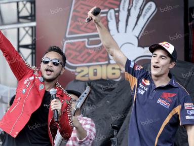 Marc Marquez bernyanyi bersama Giring Nidji dalam acara peluncuran New Honda CBR 250RR di Sirkuit Sentul, Bogor, Jawa Barat (25/10/2016). (Bola.com/Reza Bachtiar)