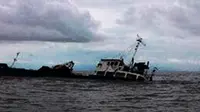 Kapal Azula tenggelam di Muara Agats, sekitar 13 mil dari Agats, Ibu Kota Kabupaten Asmat, Papua. (Katharina Janur/Liputan6.com)