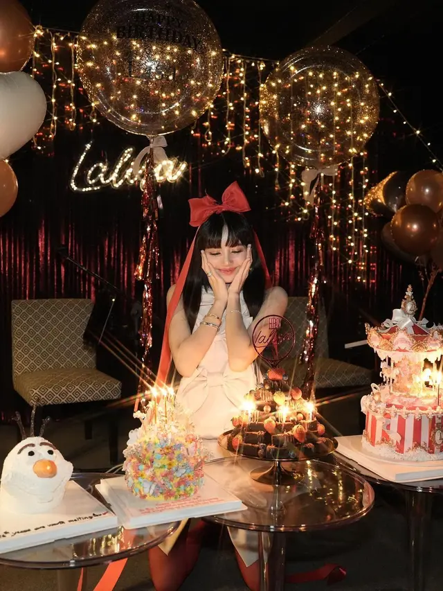 8 Potret Lisa BLACKPINK bak Boneka Hidup Dibalut Ribbon Dress saat Rayakan Ultah di Thailand
