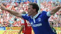 Selebrasi gol defender Schalke 04, Benedikt Howedes ke gawang Mainz 05 di laga lanjutan Bundesliga yang berlangsung di Coface Arena, 21 Agustus 2011. Schalke unggul 4-2.