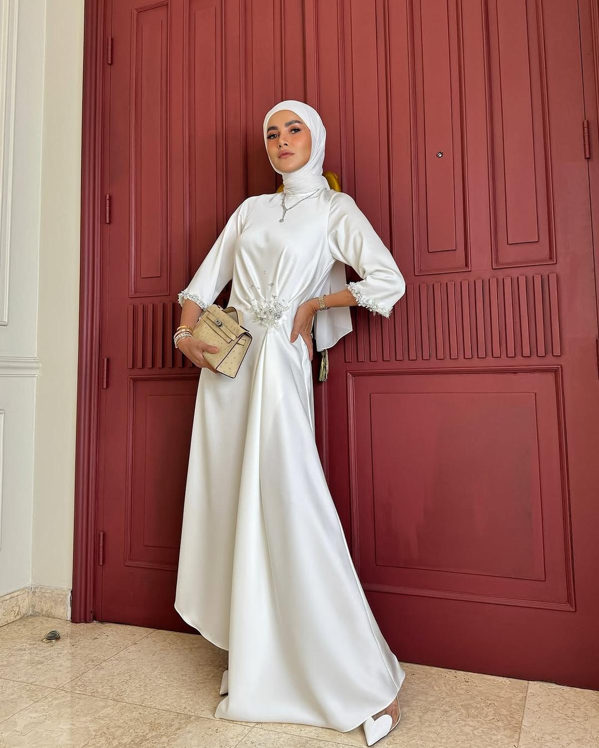 5 Potret Gamis ala Olla Ramlan yang Bisa Jadi Inspirasi Baju Lebaran yang Modis dan Stylish