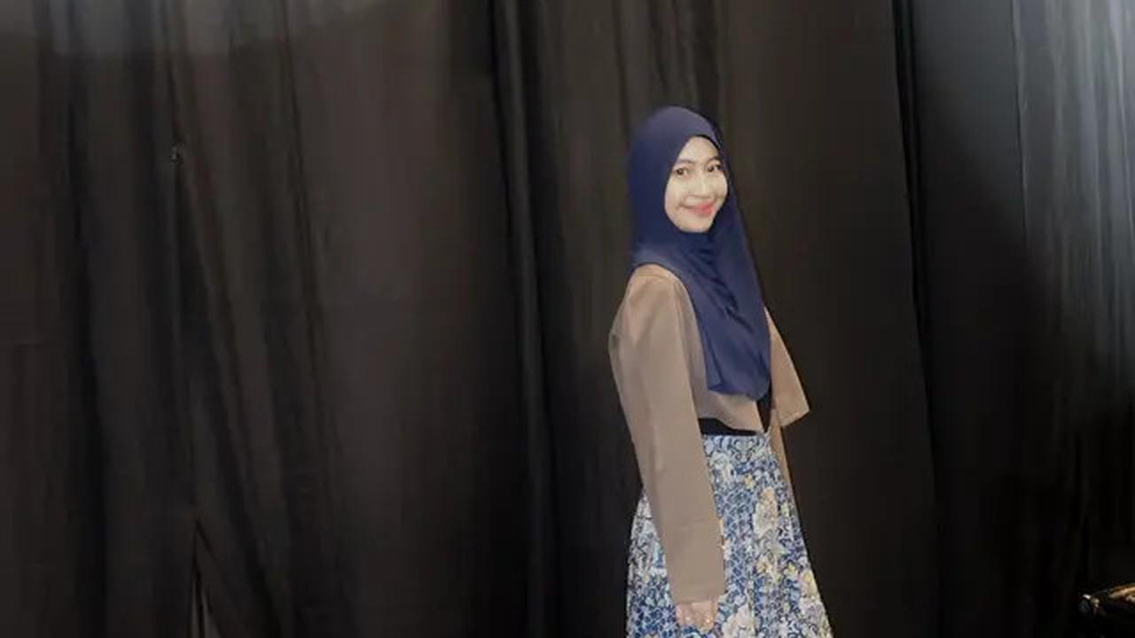 Tanpa Serba Hitam, Adiba Khanza Keluar dari Zona Nyaman dengan Outfit Bernuansa Biru Saat Hadiri Fashion Show