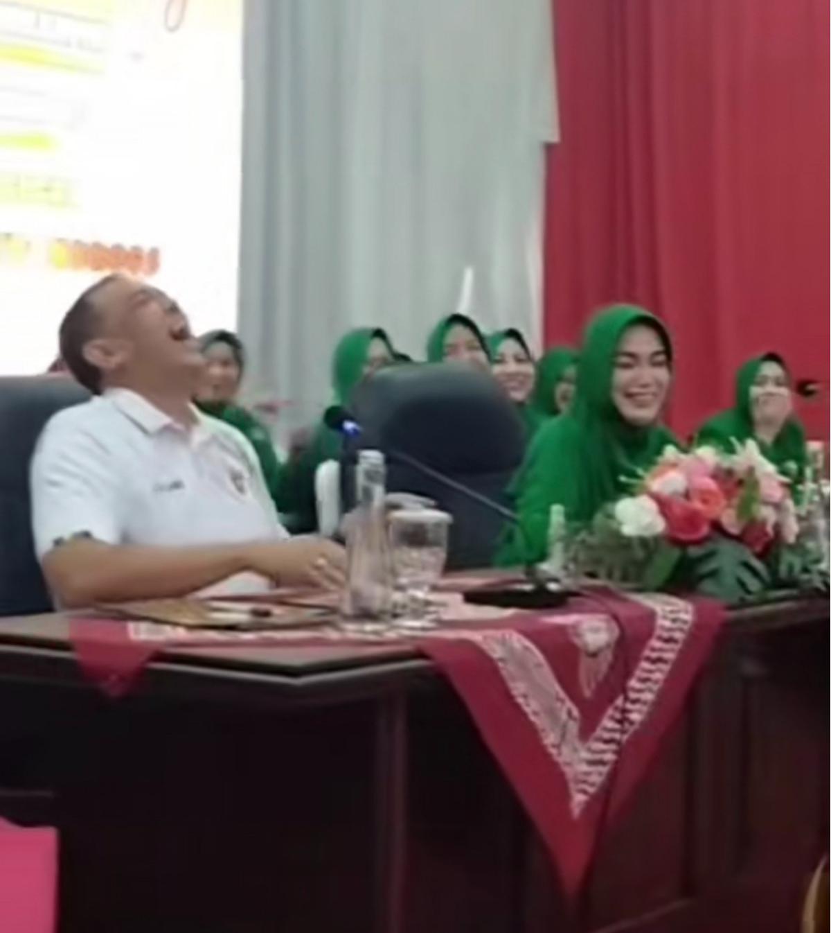 Jenderal TNI Candai Istri Bukan Macan tapi Imut Bak Kelinci, Ujungnya Tak Terduga Bikin Semua Anak Buah Tertawa