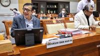 Menteri Hukum dan HAM Yasonna Laoly (kiri) beserta Wakilnya Edward Omar Sharif Hiariej (kanan) saat mengikuti rapat kerja dengan Komisi III DPR RI di Kompleks Parlemen, Senayan, Jakarta, Kamis (25/8/2022). Rapat tersebut membahas LKPP APBN TA 2021 serta LHP BPK 2021. Liputan6.com/Angga Yuniar