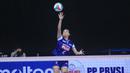 Pebola voli putri Petrokimia Gresik, Ajeng Nur Cahaya melakukan servis saat menghadapi Kharisma Premium Bandung pada laga final kategori putri Kejuaraan Bolavoli Nusantara Cup 2024 di GOR UNY Yogyakarta, Sabtu (23/3/2024). Petrokimia Gresik menang 3-1 (17-25, 25-18, 25-15 dan 26-24) dan menjadi juara (Dok. PBVSI)