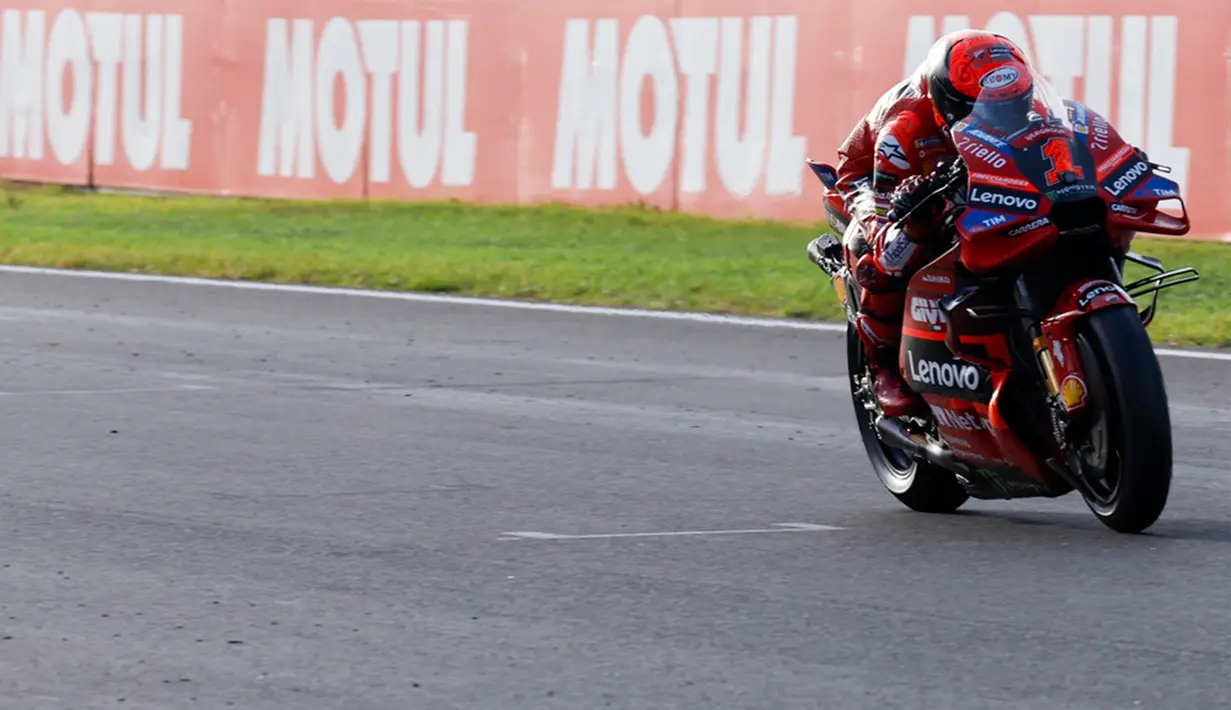 Namun, Martin melakukan kesalahan besar setelah terjebat slipstream Bagnaia di Tikungan 1. Insiden ini membuatnya turun ke urutan delapan. (AP Photo/Alberto Saiz)