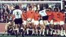 Belanda pernah tiga kali merasakan partai final Piala Dunia, tetapi naas ketiganya berujung kegagalan. Pada 1974, mereka dikalahkan tuan rumah Jerman Barat. Empat tahun berselang ditumbangkan Argentina dan terkahir pada 2010, kalah dramatis dari Spanyol lewat perpanjangan waktu. (AFP)