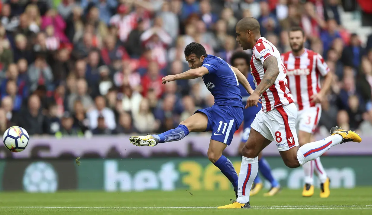 Gelendang Chelsea, Pedro, melepaskan tendangan ke gawang Stoke City pada laga Premier League, di Stadion Bet365, Sabtu (23/9/2017). Chelsea menang 4-0 atas Stoke City. (AP/Nigel French)