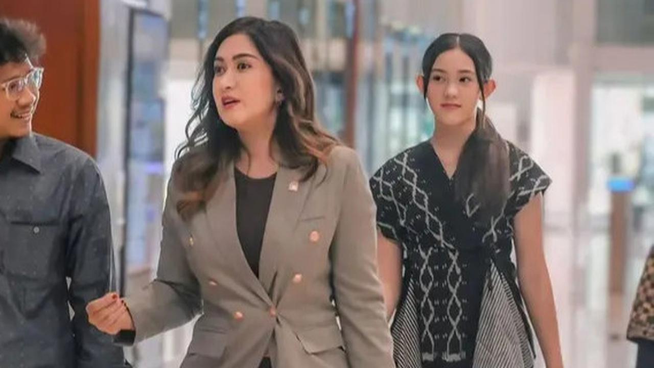 Potret Nafa Urbach Ngantor di DPR Selalu Stunning dengan Beskap Hingga Blazer, 'Bodyguard' Cantiknya Jadi Perbincangan