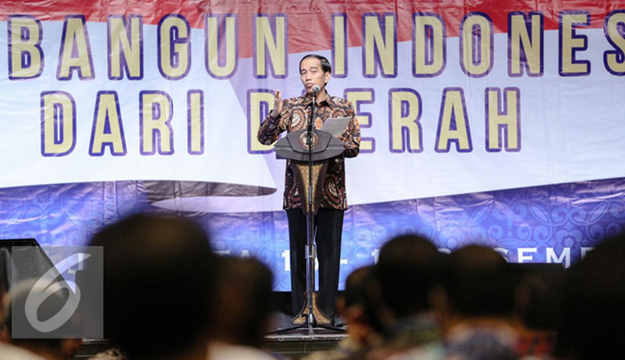 Presiden Joko Widodo memberikan kata sambutan dalam Musyawarah Nasional IV Adkasi di Jakarta, Kamis (17/12). Musyawarah nasional ini bertema 'Membangun Indonesia Dari Daerah' dengan dihadiri DPRD Kabupaten seluruh Indonesia. (Liputan6.com/Faisal R Syam)
