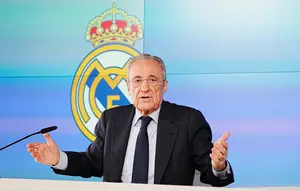 Presiden Real Madrid, Florentino Perez dalam konferensi pers di Madrid, 13 Mei 2026. (AP Photo/Bernat Armangue)