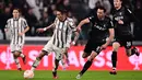 Pemain depan Juventus Angel Di Maria berebut bola dengan gelandang Freiburg, Nicolas Hoefler dalam laga leg pertama babak 16 besar Liga Europa 2022-2023 di Allianz Stadium, Jumat (10/3/2023) dini hari WIB. Pasukan Allegri menyelesaikan laga dengan keunggulan 19 usaha ke gawang berbanding hanya satu dari Freiburg. (Photo by Marco BERTORELLO / AFP)