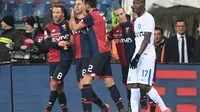 Para pemain Genoa melakukan selebrasi usai bek Inter Milan, Andrea Ranocchia mencetak gol bunuh diri. (Luca Zennaro/ANSA via AP)