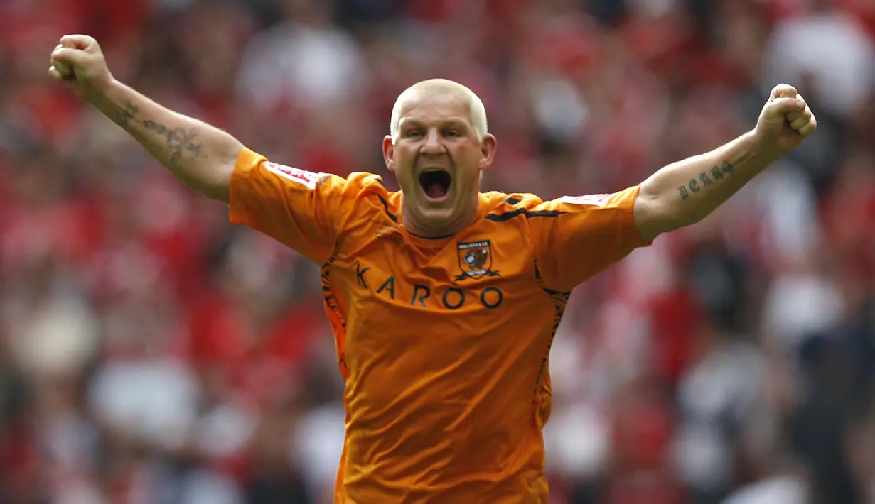 Dean Windass. Striker berusia 52 tahun yang pensiun di Scarborough Athletic Juli 2012 ini mencetak gol terakhir di Liga Inggris di usia 39 tahun, 7 bulan dan 21 hari. Pada (22/11/2008) di pekan ke-14 ia menyumbang 1 gol Hull City ke gawang Portsmouth yang berakhir imbang 2-2. (AFP/Adrian Dennis)