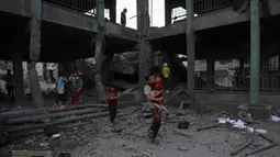 Juru bicara Pertahanan Sipil Gaza, Mahmud Bassal mengatakan sedikitnya 10 orang tewas, termasuk beberapa wanita dan anak-anak, serta puluhan lainnya mengalami luka. (Bashar TALEB/AFP)