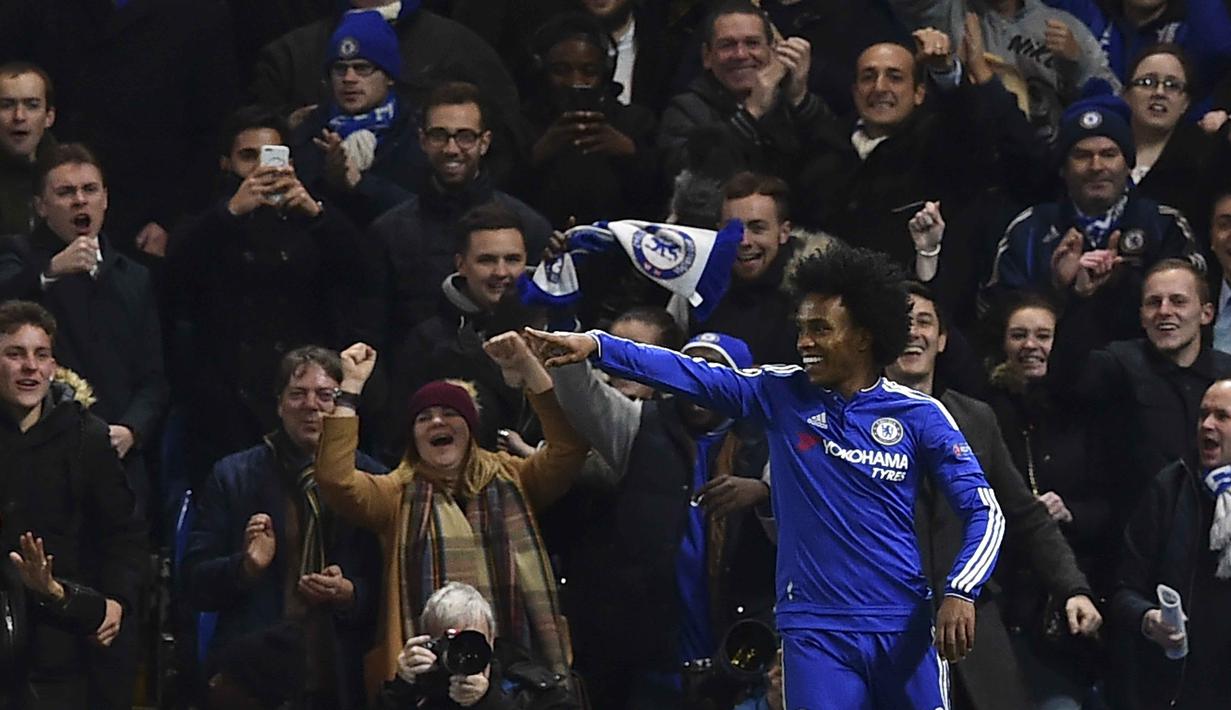 Pemain Chelsea, Willian merayakan golnya ke gawang FC Porto pada lanjutan liga Champions grup G di Stadion Stamford Bridge, London, Kamis (10/12/2015).  (AFP Photo/Ben Stansall)