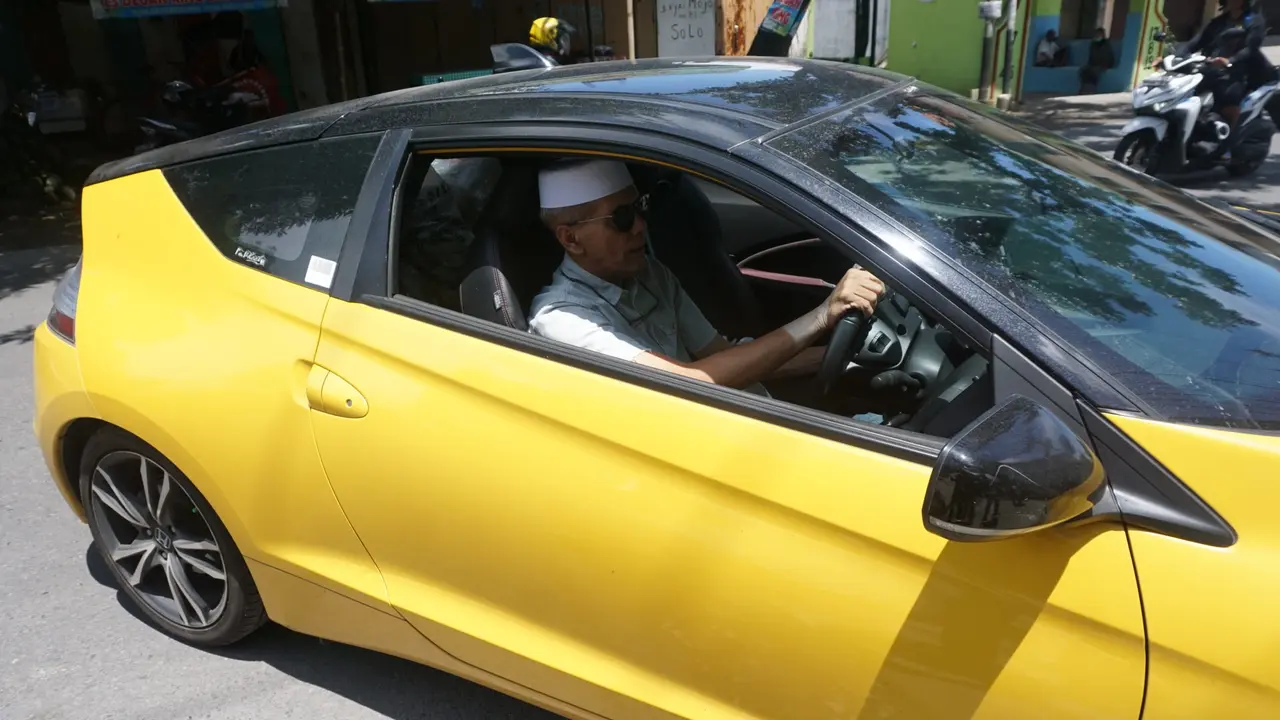 Kakek Tajir Naik Mobil Sport Bagikan Beras dan Uang