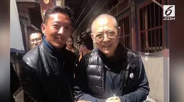 Baru-baru ini Jet Li kembali menarik perhatian publik karena dikabarkan tengah menderita sakit keras. Apalagi sebuah foto dari aktor Leathal Weapon ini viral di dunia maya, memperlihatkan Jet Li yang tampak ringkih dan lebih tua dari usianya.