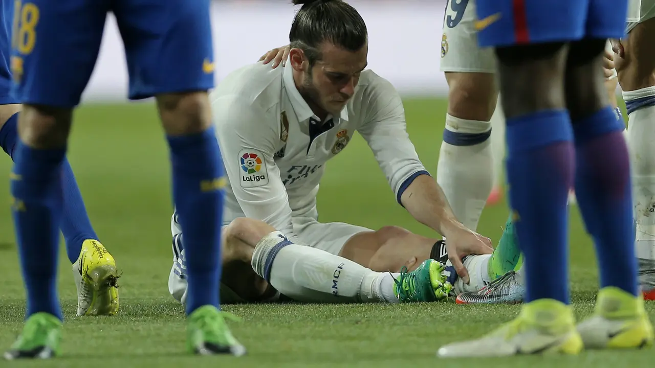Winger Real Madrid Gareth Bale terkena cedera betis pada el clasico melawan Barcelona di Estadio Santiago Bernabeu, Senin (24/4/2017) dinihari WIB. 