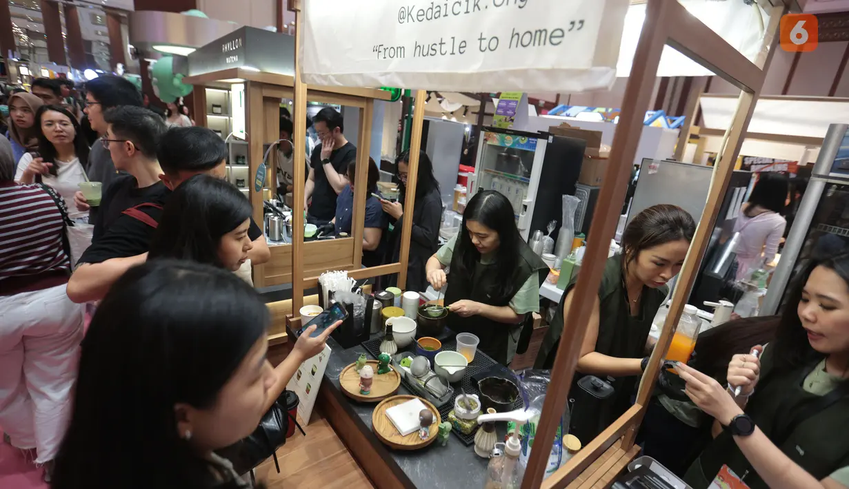 Pelaku UMKM dan brand lokal turut meramaikan IdeaFest 2026 di Jakarta Convention Center (JCC), Senayan, Jakarta, Jumat (4/9/2026). Sejumlah pelaku usaha berpartisipasi melalui area pameran dan bazar kreatif, salah satunya kolaborasi Semasa Market yang menampilkan beragam produk, mulai dari kriya, fesyen, hingga kuliner. (KLY/Budy Santoso)