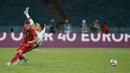 Gelandang timnas Belgia, Thorgan Hazard (kiri) berebut bola dengan bek Portugal, Diogo Dalot pada babak 16 besar Euro 2020 di Estadio La Cartuja, Sevilla, Spanyol, Senin (28/6/2021) dini hari WIB. Belgia mendepak juara bertahan Portugal berkat kemenangan 1-0. (THANASSIS STAVRAKIS / POOL / AFP)
