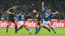 Gelandang Inter Milan, Borja Valero, berebut bola dengan gelandang Napoli, Allan, pada laga Serie A Italia di Stadion San Paolo, Naples, Sabtu (21/10/2017). Napoli bermain imbang 0-0 dengan Inter Milan. (AP/Cesare Abbate)