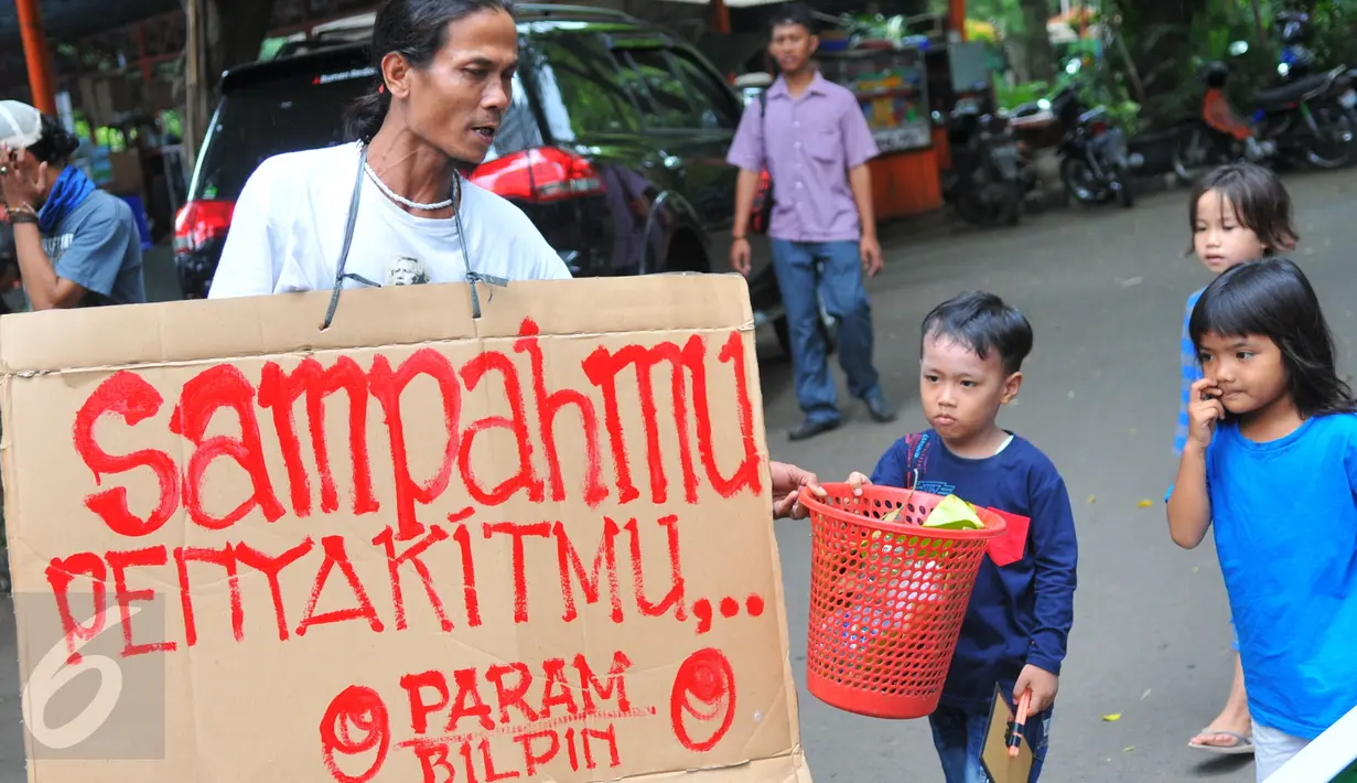 Sejumlah warga dan anak - anak melakukan aksi bersih - bersih sampah di kawasan Pasar Festival Kuningan, Jakarta, (21/2).  Kegiatan ini dalam memperingati Hari Peduli Sampah Nasional 2016. (Liputan6.com/Faisal R Syam)