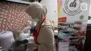Perajin roti, Diyah Maryatini sedang memproses pembuatan brownis melted motif batik nusantara pesanan pembeli di Dapur Syabina, Pamulang, Tangerang Selatan, Banten, Jumat (2/10/2020). Brownies batik dijual dengan harga Rp 70 hingga Rp 90 ribu. (merdeka.com/Dwi Narwoko)