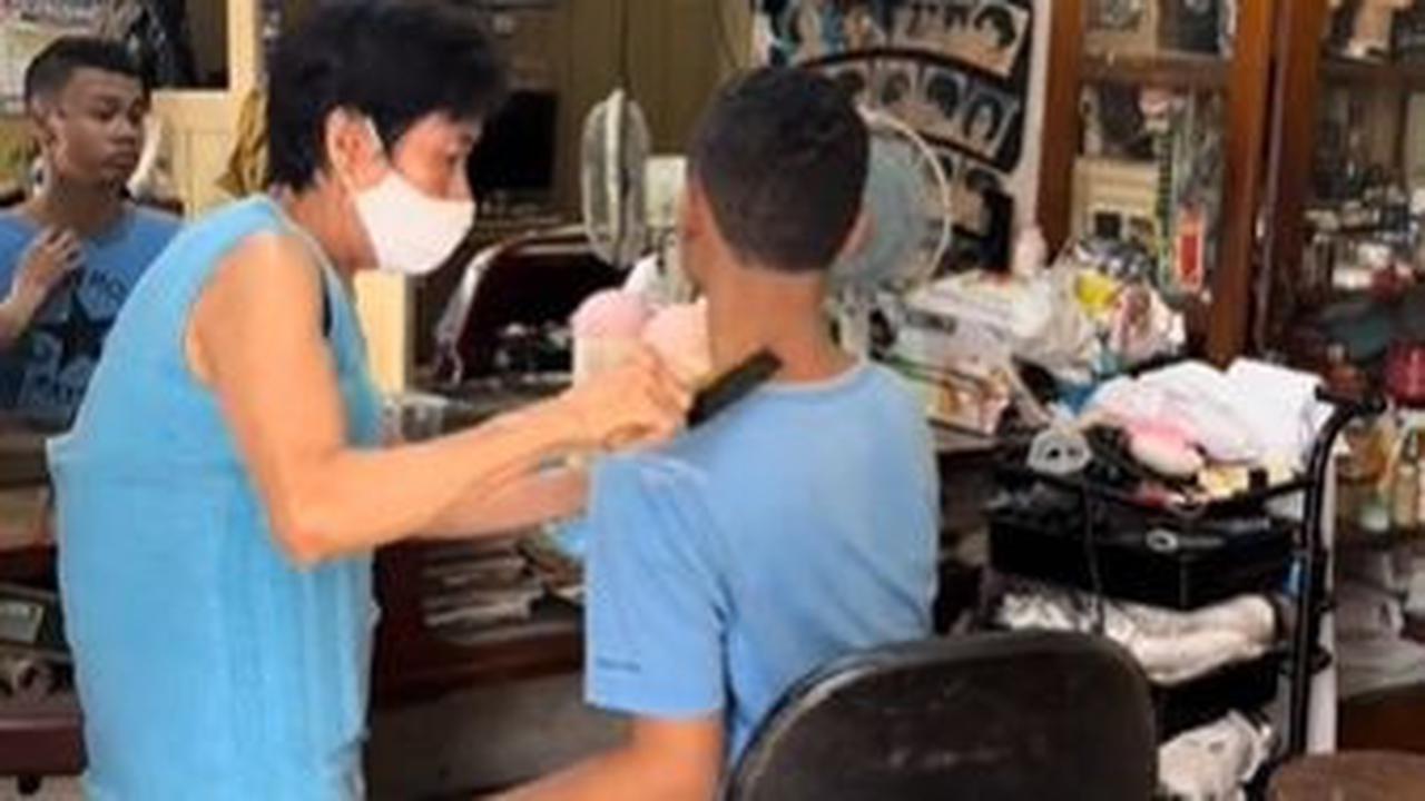Lansia tersebut telah mendirikan salon sejak tahun 1978 dan sampai saat ini ia masih tetap membuka bersama sang suami.